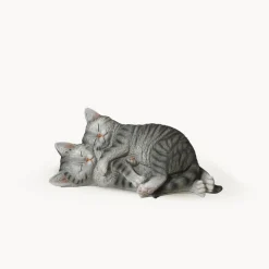 Figura de jardín de gatos tumbados